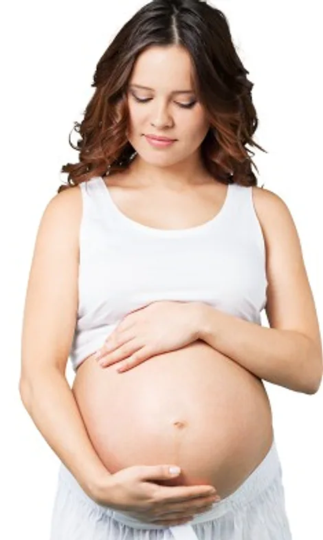 Imagem ilustrativa: gestante de blusa branca, com as mãos na barriga, olhando para ela